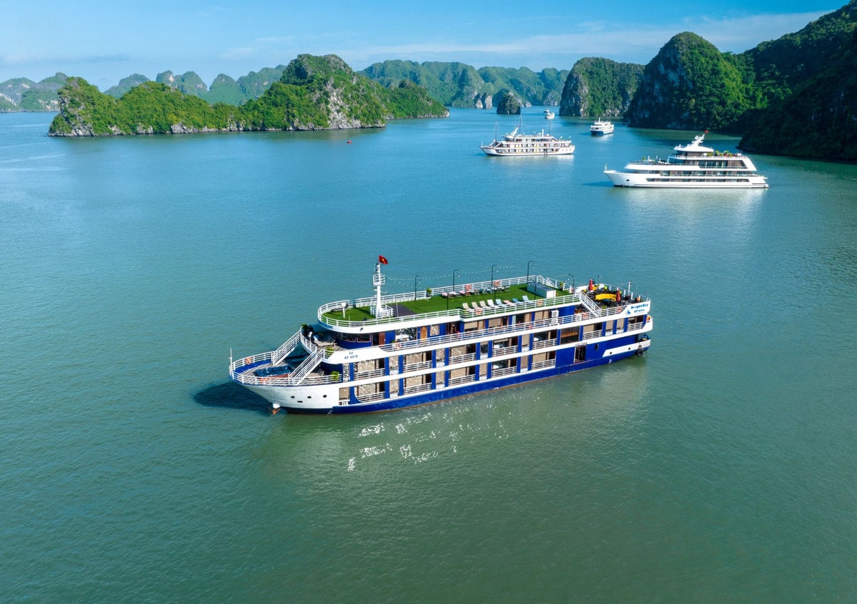 Du thuyền trên Vịnh Hạ Long